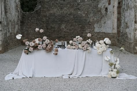 Castle Chapel, Head Table Design, Wedding Dinner Table Setting, Grunge Wedding, Monochromatic Wedding, Sweet Heart Table, Wedding Decor Trends, Central Table, Heart Table