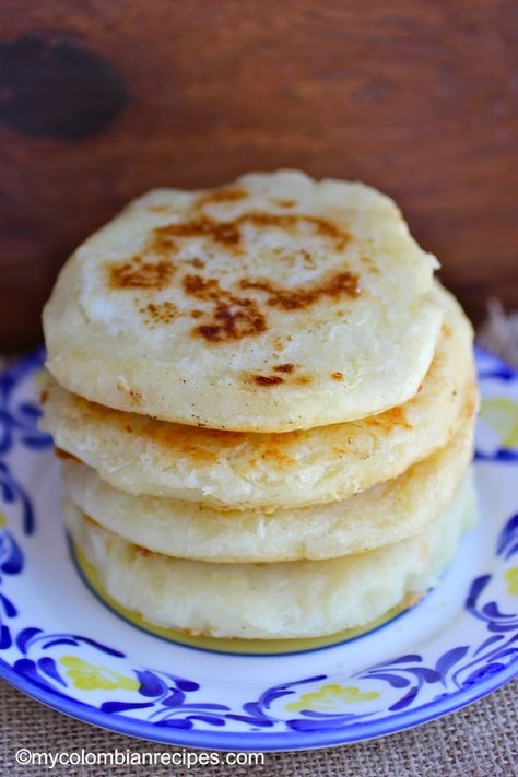 Columbian Recipes, Yuca Recipes, Arepas Recipe, Colombian Recipes, Colombian Cuisine, Venezuelan Food, Colombian Food, Spanish Dishes, Hispanic Food