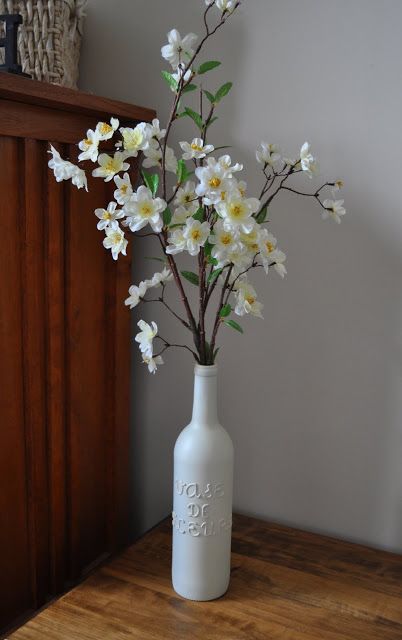 Vase de Fleurs Tutorial Spray Painted Bottles, Wine Bottle Project, Wine Bottle Vases, Bottle Projects, Wine Crafts, Wine Bottle Ideas, Make Your Own Wine, Wedding Wine Bottles, Empty Wine Bottles