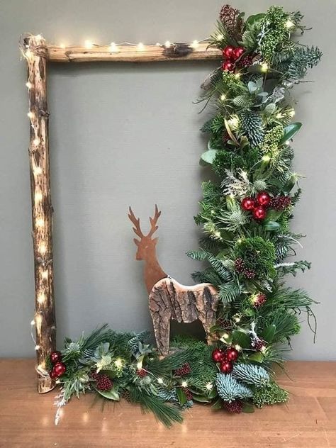 Frame Wreath Ideas, Christmas Frames Diy, Christmas Wall Decor Diy, Christmas Decor Wall, Xmas Frames, Diy Christmas Wall, Picture Frame Wreath, Christmas Picture Frames, Picture Frame Crafts