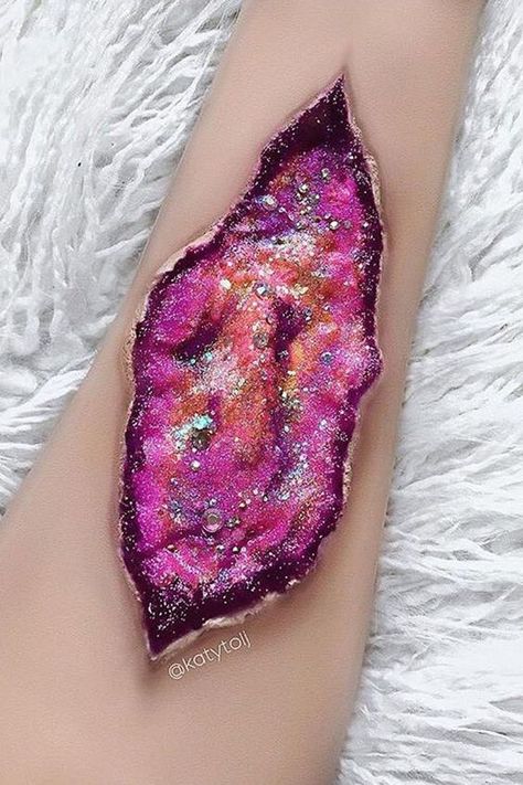 This Makeup Artist Paints Geodes On Her Body, and The Results Are Mesmerizing Special Effect Makeup, Geode Makeup, Sfx Makeup Ideas, Makeup Artist Tattoo, Bridal Makeup Ideas, Monster Makeup, Special Fx Makeup, Face Art Makeup, Scary Makeup