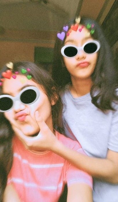 Aesthetic sisters, bestfriend, laughing, cute, long hair, face Sister Poses For Pictures, Sister Picture Poses, Aesthetic Sisters, Sisters Photography Poses, Instagram Black Theme, Golden Blouse, Sisters Photoshoot Poses, Sister Photography, Laughing Face