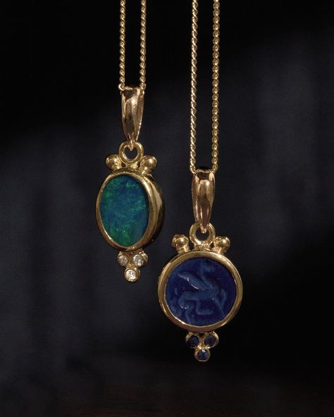 Lapis lazuil intaglio necklace with carved winged horse in 22k solid gold with blue sapphires. Shop pegasus pendant necklace handcrafted in Istanbul. Bezel Set Pendant, Green Gem Necklace, Soldered Jewelry, Winged Horse, Unique Pendant Necklace, Handmade Gold Jewellery, Gold Pendants, Lapis Lazuli Jewelry, Bezel Necklace