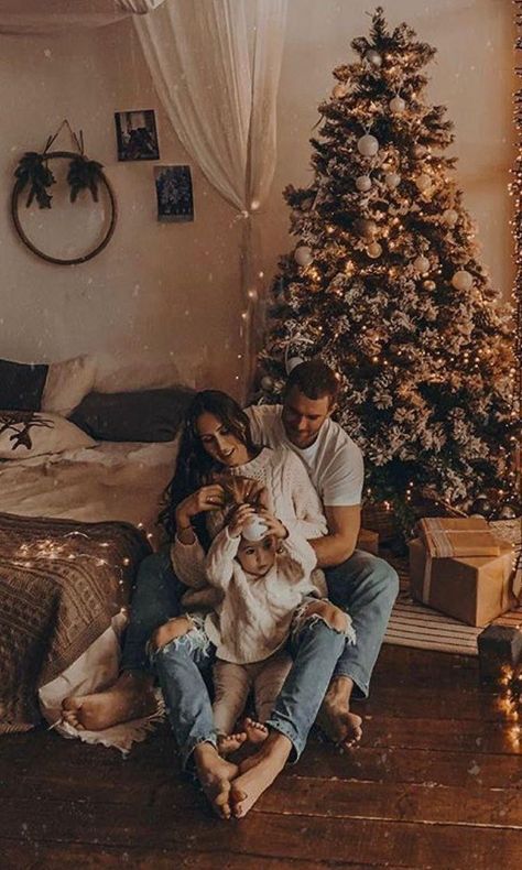 Holiday Photos Outfits, Christmas Photography Family, Christmas Pictures Outfits, Christmas Baby Pictures, Christmas Family Photoshoot, Family Christmas Outfits, Photography Ideas At Home, Family Christmas Card Photos, Christmas Tree Pictures