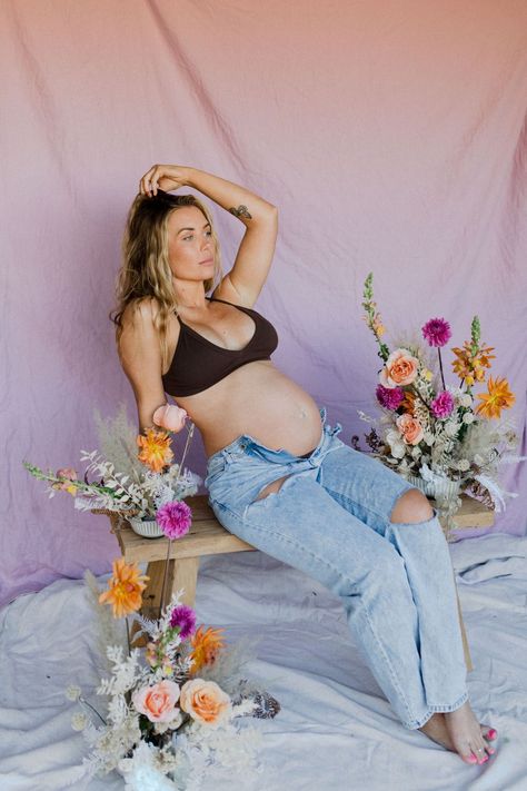 Floral Maternity Shoot Ideas, Floral Maternity Shoot Studio, Flower Garden Maternity Shoot, Flower Maternity Photos, Baby In Bloom Maternity Shoot, Maternity Photography Floral, Flower Top Maternity Shoot, Floral Maternity Photos, Maternity Pictures Flowers