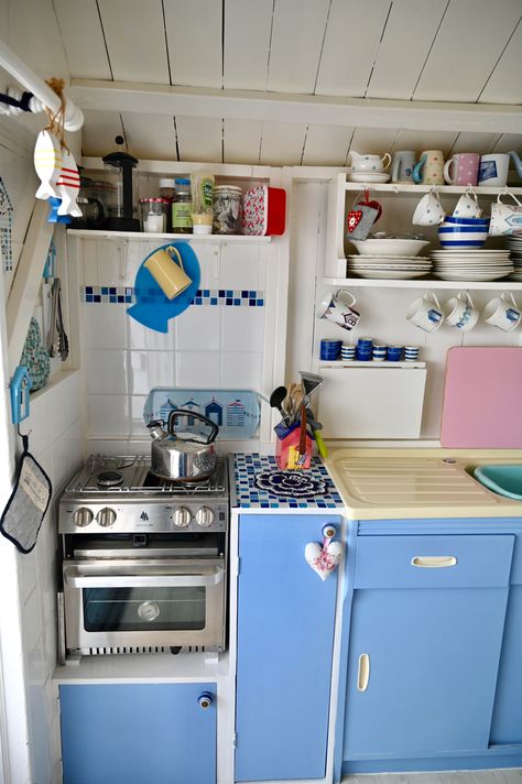 Beach Hut Interior, Beach Hut Decor, Room Nature, Kitchen Vibes, Tiny Kitchen Design, Tiny House Camper, Tiny Furniture, Life Kitchen, Little Kitchen