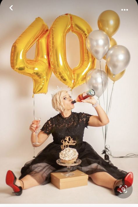 Cake Smash 40th Birthday, 40 Birthday Ideas For Woman Turning 40 Photoshoot, Photo Ideas For 40th Birthday, 40th Birthday Cake Smash Pictures, 40th Bday Celebration Ideas, 40th Smash Cake Photo Shoot, 40th Bday Shoot, 40th Birthday Photoshoot Ideas For Women Studio, 40th Birthday Smash Cake Photos