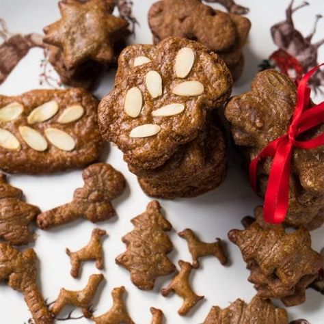 Gluten Free & Keto Speculoos i.e. Biscoff Cookies! 🎅🏿 #ketocookies #lowcarbcookies Glutenfree Cookies, Skillet Cookies, Speculoos Cookies, Keto Christmas Cookies, Banting Recipes, Keto Eating, Keto Christmas, Keto Candy, Biscoff Cookies