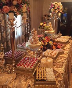 Thanksgiving Tea Party Ideas, Fancy Christmas Party Decorations, Classy Party Food, Bufette Ideas, Cozy College Dorm, Christmas Buffet Table, Fancy Christmas Party, Classy Christmas Party, Christmas Tea Party