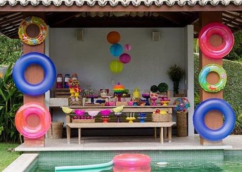 festa na piscina  Dica: utilizar boias e outros artigos para piscina como, bolinhas de plástico,  podem fazer parte da decoração e deixar o resultado incrível. Splish Splash Party, Pool Party Adults, Pool Party Themes, Pool Party Kids, Splash Party, Party Swimming Pool, Beach Birthday Party, New Birthday, Fiesta Tropical