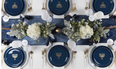 Bar Mitzvah Decorations, Blue And White Table Setting, Navy Blue Napkins, Dinner Party Tablescapes, Blue Table Settings, Gold Table Setting, Dark Blue Wedding, White Table Settings, Plastic Dinnerware Sets