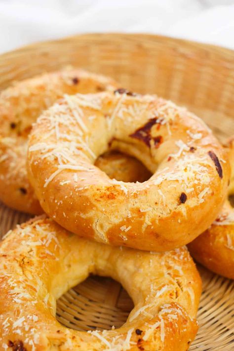 Do you want a delicious bagel without all the hassle? This 3-ingredient bagel recipe is adapted from the famous Weight Watchers bagel recipe. You get all that true bagel goodness without the boiling and toiling that regular yeast risen bagels require. And, best of all, if you are a Weight Watcher, these bagels are about 3SP each (that's 3 Weight Watchers Smart Points). Egg Bagel Recipe, Sundried Tomato Recipes, Egg Bagel, Plain Bagel, Cheese Bagels, Tomatoes Recipe, Yeast Bread Recipes, Breakfast Wraps, Greek Yogurt Recipes