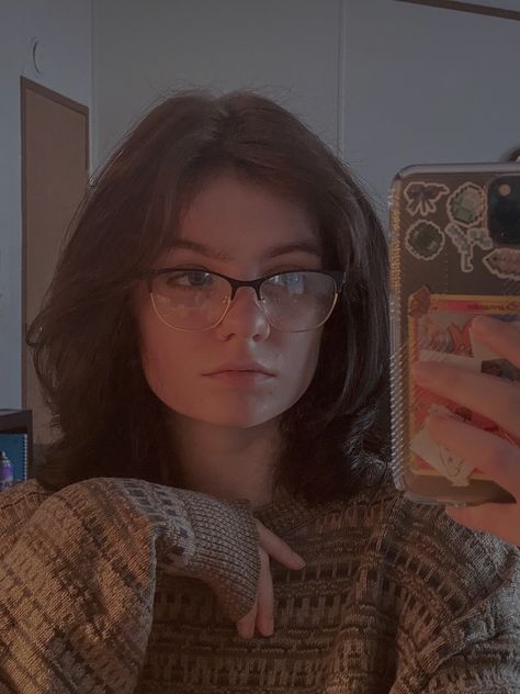 Short Brown Hair Green Eyes, Glasses Face Claim, Glasses And Short Hair Aesthetic, Short Brown Hair With Glasses, Girl With Short Brown Hair, Brown Hair Glasses, Green Eyes With Glasses Aesthetic, Black Glasses Blonde Hair, Green And Brown Hair Aesthetic