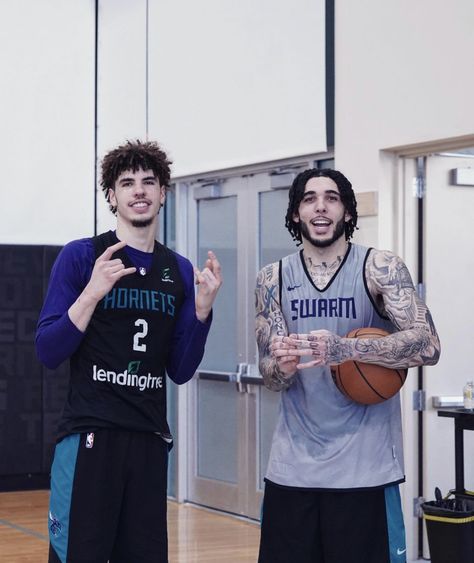 Lonzo Ball And Lamelo, Liangelo Ball Haircut, Son Haircut, Lebron James Michael Jordan, Ball Brothers, Melo Ball, Liangelo Ball, Ball Family, Jordan Poole