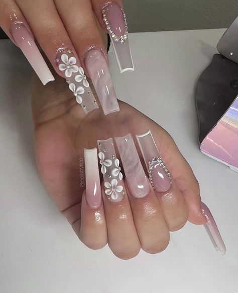 Pink Acrylic Nails With Flower Design, 3d Flower Nails Coffin White, Medium Length White Acrylic Nails With Design, 3d Flower Nails Coffin Short, White Flowers Nail Art, Short Acrylic Nails Flower Design, White Nails With Flowers Acrylic, Short Acrylic Nails With Flowers, White Acrylic Nails With 3d Flowers