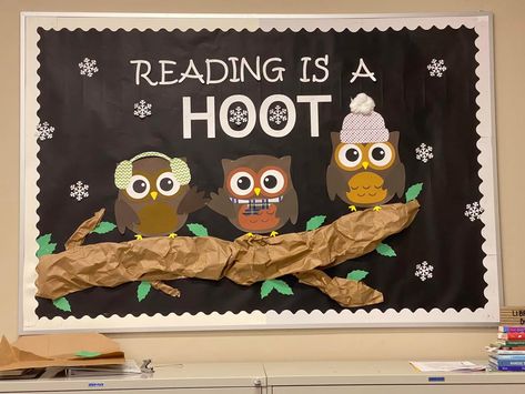 Winter Reading Bulletin Board Ideas, Boggle Bulletin Board, Owl Crafts Kids, Fall Library Displays, School Library Book Displays, Book Bulletin Board, Preschool Library, School Library Decor, Library Signage