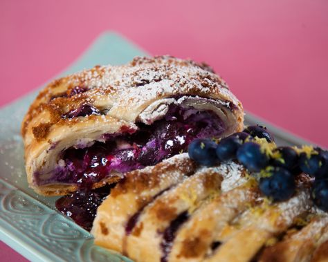 Blueberry Strudel, Blueberry Juice, Blueberry Desserts, Blueberry Cream Cheese, Blueberry Cobbler, Sweet Buns, Breakfast Pastries, Hand Pies, Banana Bread Recipes