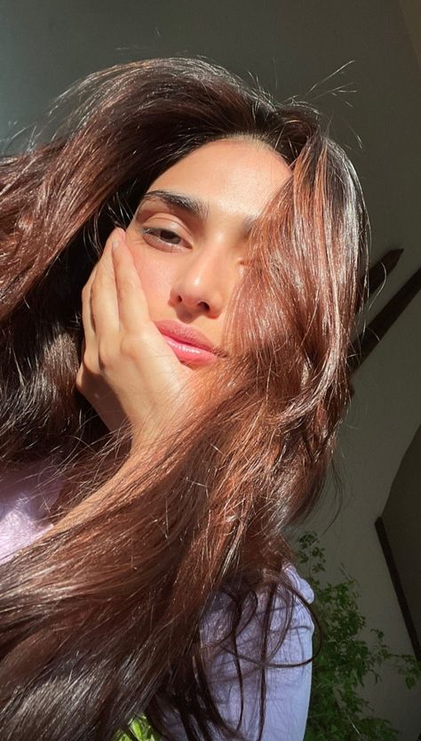 Aesthetic Sunkissed Pictures, Sunkissed Selfie, Athiya Shetty, Casual Indian Fashion, Self Portrait Poses, Selfie Poses Instagram, Cute Preppy Outfits, Portrait Poses, Photo Tips