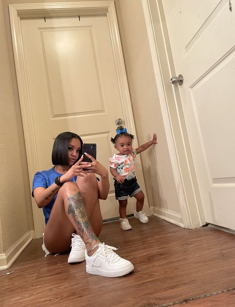 Mommy Daughter Pictures, Mommy Daughter Photos, Pretty Pregnant, Cute Mixed Babies, Cute Black Babies, Moms Goals, Mommy Goals, Black Couples Goals, Mommy Daughter