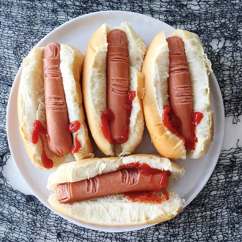 Make these Halloween Hot Dog Fingers for a spooky and fun lunch! Hot Dog Fingers, Halloween Hotdogs, Easy Dinners To Cook, Halloween Jello, Halloween Finger, Pumpkin Spice Bread, Halloween Lunch, Halloween Themed Food, Peanut Butter Bread