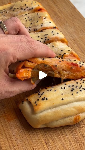 TOTOCUISTOT on Instagram: "Trop bonne cette calzone !! 😋🍕👌 Tu vas tester ?! J’te jure tu vas te régaler   Pour réaliser cette recette tu auras besoin de :  •1 pâte à pizza 🍕  •Sauce tomate 🍅  •Mozzarella 🥛  •Jambon 🐷  •Œuf 🥚  •Graines de sesame 🌾   Bon appétit les amis ✌️ #calzone #calzonepizza #pizza #pizzalover #ideerecette #recette #recettemaison #recettefacile #recettesimple #recetterapide #ideerepas #cuisine #cuisinemaison #cuisinefacile #food #foodstagram #foodblogger #foodie #italianfood #pizzarecipe #yummy #yummyfood" Pate A Pizza, Breakfast Bread Recipes, Sauce Tomate, Breakfast Breads, A Pizza, Pizza Sauce, Bread Recipes, Air Fryer, Mozzarella