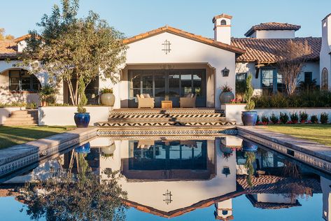 Spanish Revival Pool, Spanish Style Pool, California Spanish Bungalow, Spanish Landscaping, Mexican House Exterior, Spanish Backyard, Spanish Pool, Traditional Pool, Spanish Exterior