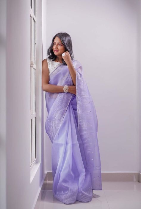 Simple Sarees Classy, Sarees For Girls, Modern Saree, Simple Sarees, Indian Fashion Saree, Saree Designs Party Wear, Embroidered Saree, Designer Saree Blouse Patterns, Casual Saree