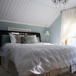 Wainscoting on ceiling instead of wall... Slanted Ceiling Bedroom, Painted Ceilings, Bedroom Eclectic, Small Bedroom Remodel, Attic Bedrooms, Attic Renovation, Upstairs Bedroom, Attic Remodel, Eclectic Bedroom