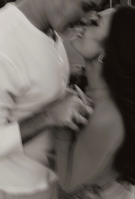 Blurry Love Aesthetic, Motion Photography People, Couples Blurry Photoshoot, Engagement Pictures Black And White, Shadow Engagement Photos, Black And White Anniversary Photoshoot, Blurry Photos Aesthetic Couple, Engagement Photo Black And White, Blurry Kissing Photos