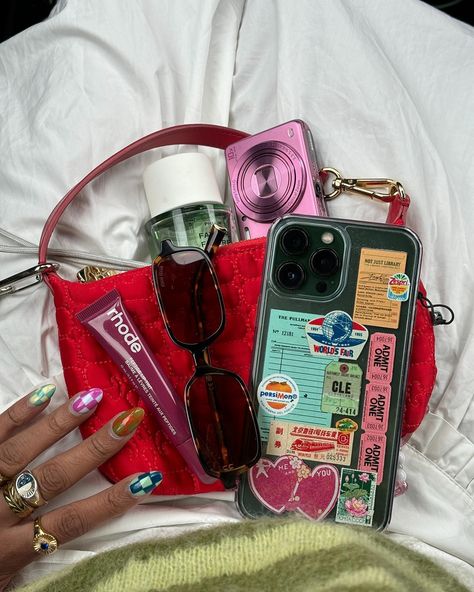 new month new dump Adele 25, Inside My Bag, Purse Essentials, Handbag Essentials, Pretty Phone Cases, What In My Bag, New Month, Essential Bag, Girly Jewelry