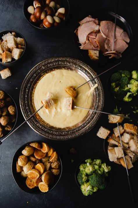 Mini Fondue Ideas, Melting Pot Fondue Recipes, Cheese Fondue Dippers, Fondue Ideas, Fondue Cheese, Fondue Dippers, Fancy Recipes, Types Of Bellies, Fondue Dinner