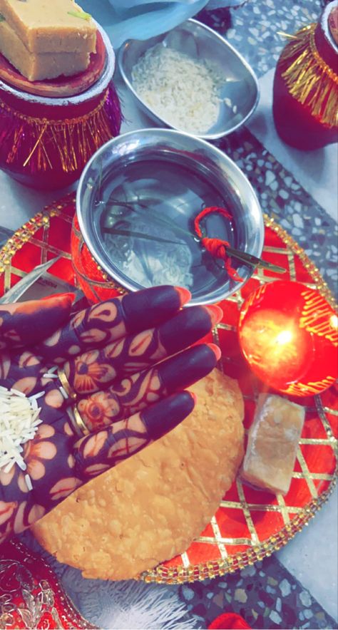 Karwachauth Pics Ideas, Karwachauth Photography Ideas, Karva Chauth Photoshoot, Karwa Chauth Photoshoot, Poses For Karwachauth, Karva Chauth Outfits, Karwa Chauth Sargi, Karvachauth Photoshoot, Fake Gf