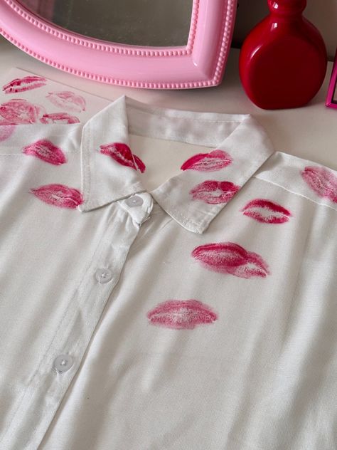 Kiss Shirt Diy, Margiela Kiss Shirt, Casual White Shirt, Diy Storage Rack, Shirt Diy, Couple Selfies, Cute Couple Selfies, Diy Shirt, White Shirt