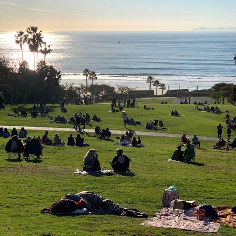 Looking for a relaxing outing this weekend? Salt Creek Beach Park is the perfect place to go for a picnic and to watch the sunset. 📸@soyaaa #DanaPoint #SaltCreekBeach #SaltCreekBeachPark #OrangeCounty #ThingsToDoInOC #PlacesToVisit Party Moodboard, Seaside Park, Watch The Sunset, Dana Point, Beach Park, Vero Beach, A Picnic, Beach Picnic, Grad Party