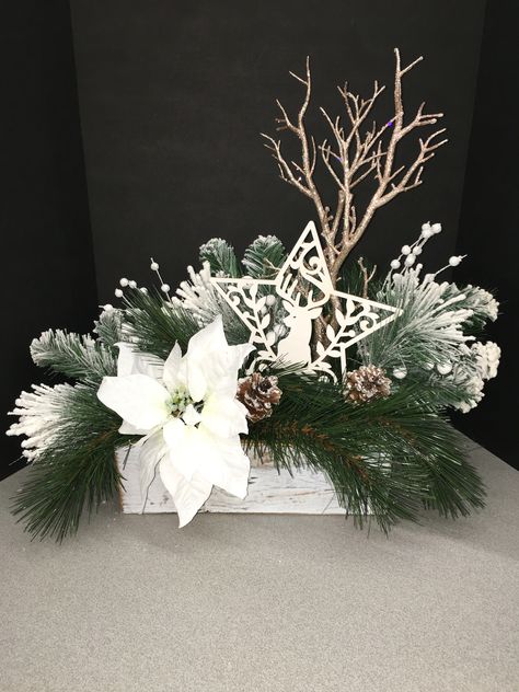 White Poinsettia Centerpiece, White Poinsettia Christmas Decor, White Christmas Centerpieces, Poinsettia Decorating Ideas, Poinsettia Centerpiece, Pinterest Christmas Crafts, White Poinsettia, Christmas Table Decoration, Pretty Christmas Decorations