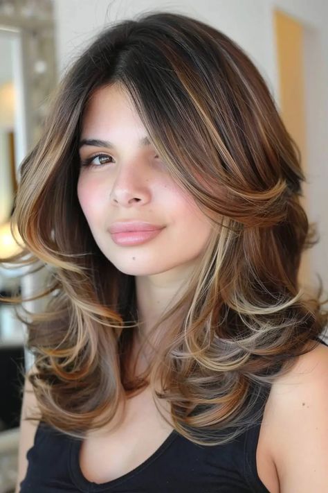 35 Stunning Butterfly Haircut Ideas That Will Inspire Your Next Look - Flo's Blog Medium Length Butterfly Haircut, Layer Hairstyle, Medium Layer, The Butterfly Haircut, Beige Blonde Balayage, Butterfly Hairstyle, Butterfly Haircut, Blonde Balayage Highlights, Golden Blonde Highlights