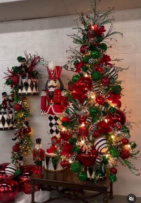 Christmas Stairs Decorations, Green Christmas Tree Decorations, Nutcracker Christmas Tree, Tree Decoration Ideas, Nutcracker Christmas Decorations, Gingerbread Christmas Decor, Elegant Christmas Decor, Christmas Tree Decorating Themes, Holiday Trees