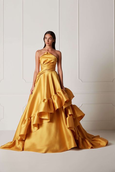 Imgur: The magic of the Internet Hamda Al Fahim, فستان سهرة, Gorgeous Gowns, Gold Dress, Mode Inspiration, Beautiful Gowns, Ball Dresses, Fancy Dresses, Guest Dresses