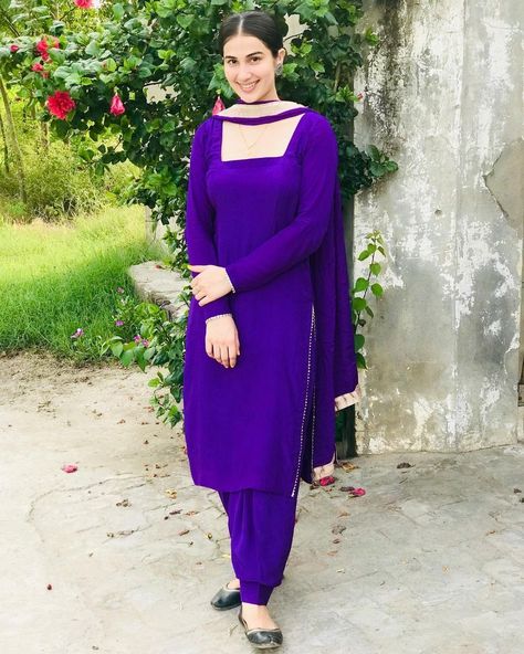 Pari Pandher Suit, Straight Salwar Suit Designs, New Punjabi Suit Design 2023, Plain Punjabi Suits Simple, Simple Suit Designs Punjabi, Suit Degin, Neha Kakkar Dresses, Sleeves Design For Kurtis, Simple Suit Designs