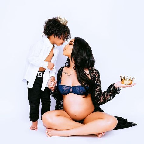 😍 @queennaija x @officialchris_j #motherandson #queennaija #babyCj #explorepage #royaltysquad Queen Naija, Cute Pregnancy Pictures, I Want A Baby, Pregnancy Goals, Mommy And Son, Your Fault, Photoshoot Idea, Glam Squad, Maternity Photoshoot