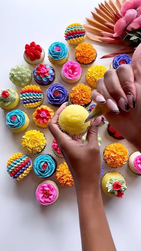 Mexican Flower Cupcakes, Mexican Cupcakes Ideas, Mexican Theme Cupcakes, Mexican Cupcakes, Cooking Party, Mexican Flowers, Mexican Theme, Flower Cupcakes, Themed Cupcakes