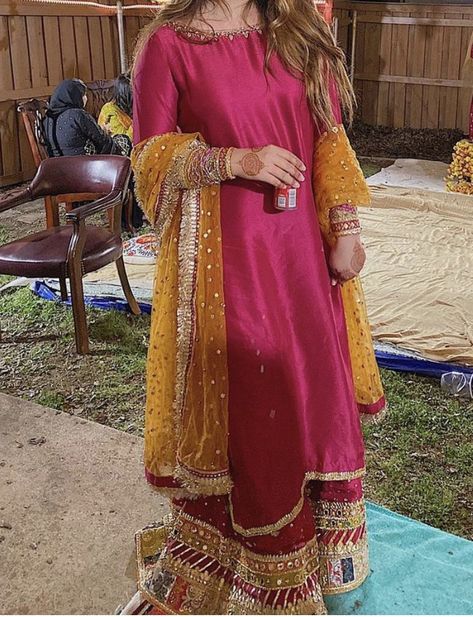 Mehndi Guest Outfit Pakistani, Mehndi Outfit Pakistani Simple, Mayun Dresses Pakistani, Haldi Suit Design, Haldi Dress Design, Mehndi Dresses Pakistani, Mayun Dress, Dholki Outfit, Mehndi Dress Design