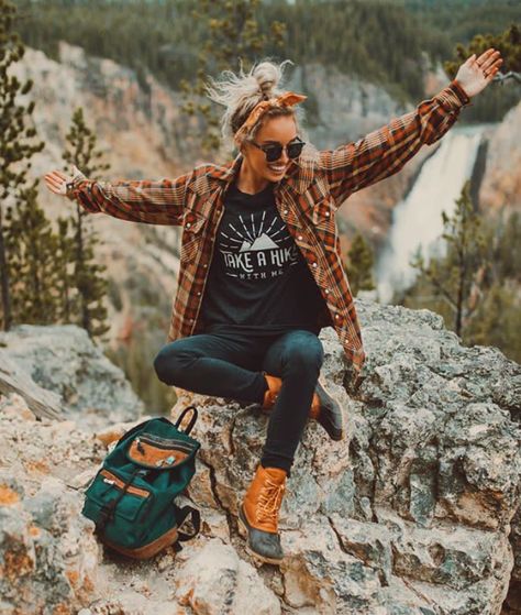 Love this girl's style @dreamingoutloud Hiking Outfit Summer Trail, Wander Outfit, Cute Hiking Outfit, Hiking Outfit Spring, Hiking Outfit Fall, Hiking Outfit Women, Summer Hiking Outfit, Hiking Outfit Winter, Black Jeans Outfit