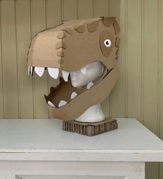 Make your own dinosaur head out of cardboard with this downloadable template. T Rex Cardboard Head, Diy Dinosaur Head, Dinosaur Pinata Diy, Cardboard Dinosaur Head, Cardboard Dinosaur, Costume Dinosaure, Dinosaur Template, Head Template, Make A Dinosaur