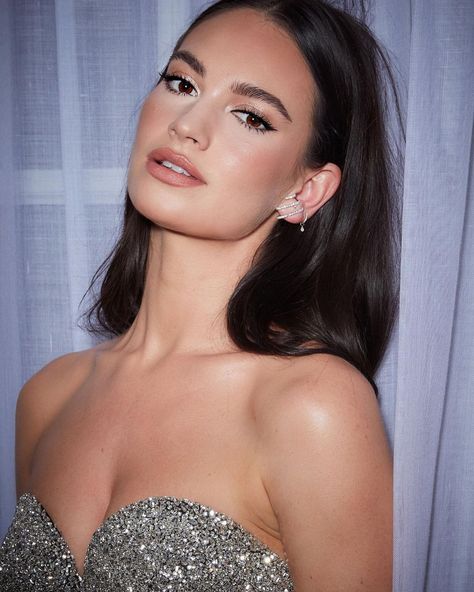 Charlotte Tilbury, MBE on Instagram: “✨💄LILY JAMES’ DREAMY RED CARPET LOOK💄✨ Darlings, the DIVINE @lilyjamesofficial is stepping out onto the @PrincesTrust Global Gala red…” Hollywood Contour Wand, Eyes To Mesmerise, Siren Look, Supermodel Body, Pillow Talk Lipstick, Miu Miu Dress, Lucy Boynton, Red Carpet Look, Lily James