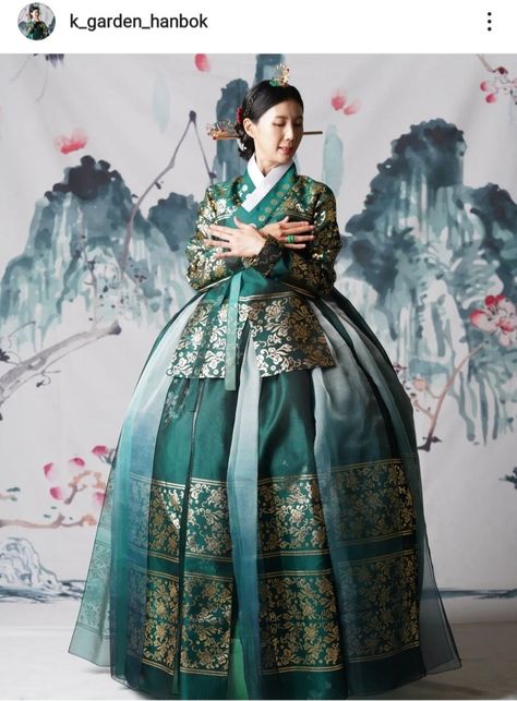 Photo Brought from Instagram Corean Dress Traditional, Korea Hanbok Traditional Clothes, Korean Queen Traditional Clothes, Green Hanbok, Hanbok Photography, Hanbok Wedding Dress, Hanbok Wedding, Traditional Korean Clothing, Korean Empress Hanbok