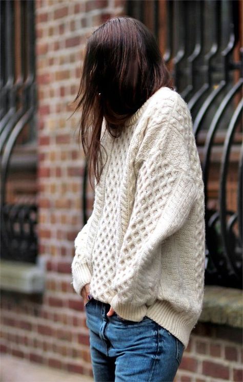 A Downtown Cool Take On The Cable Knit Sweater Vintage Hipster, Pull Oversize, Fisherman Sweater, Looks Street Style, Victoria Secrets, White Sweater, Chunky Sweater, Oversized Sweater, Looks Style