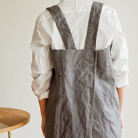 Japanese utility wear is a current trend right?!   Because if it isn't I'm about to start the trend myself(even if I do say so myself!!!)... Japanese Apron Pattern, Traditional Aprons, Japanese Style Apron, Apron Tutorial, Japanese Apron, Rough Linen, Linen Pinafore, Cross Back Apron, Pinafore Apron