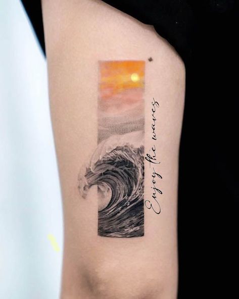 Ocean Wave And Sun Tattoo, Tattoo Sunset, Tatuaje Trash Polka, Wave Tattoo Design, Floral Tattoo Shoulder, Floral Thigh Tattoos, Simple Tattoos For Guys, Sunset Tattoos, Rock Tattoo