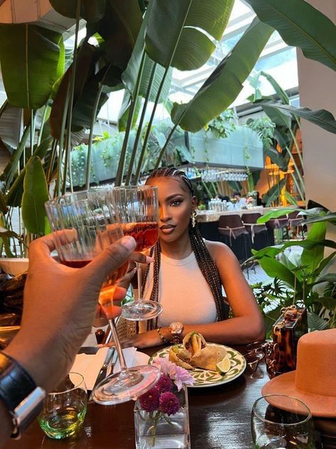 Date At Restaurant Couple Aesthetic, Restaurants Pictures Ideas, Black Couple Dinner Date Aesthetic, Poses For Pictures Instagram Dinner, Restaurant Poses Ideas, Date Vibes Aesthetic, Dinner Date Photoshoot, Dinner Couple Pictures, Dinner Date Photo Ideas